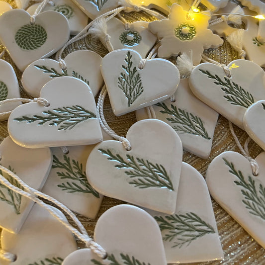 Balta keramikas sirsniņa Kadiķis