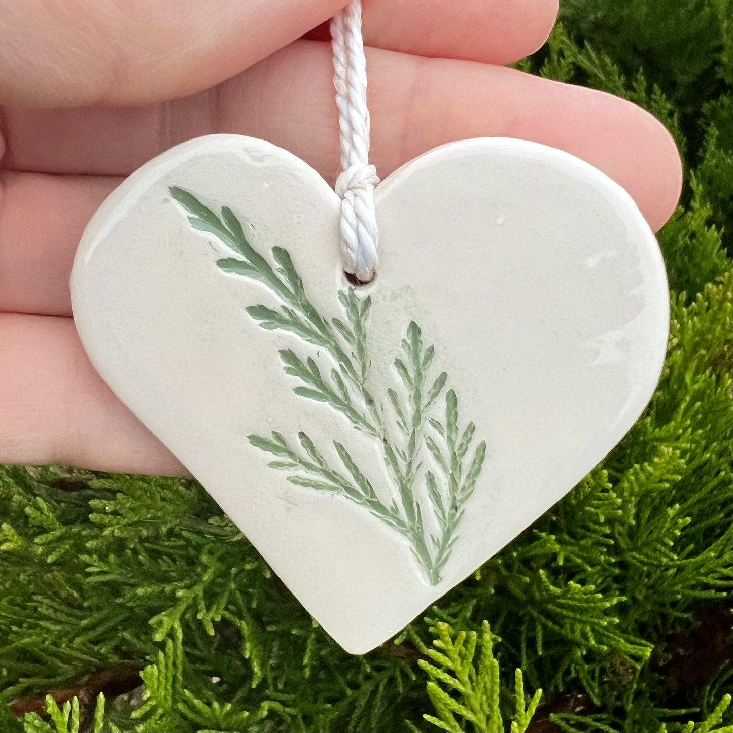 Balta keramikas sirsniņa Kadiķis