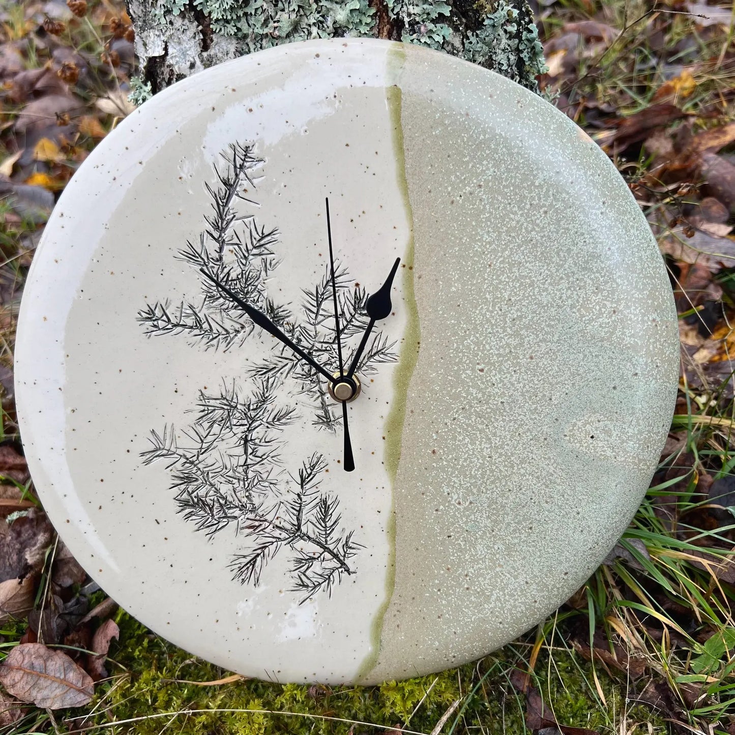 Sienas pulkstenis Kadiķa Miers