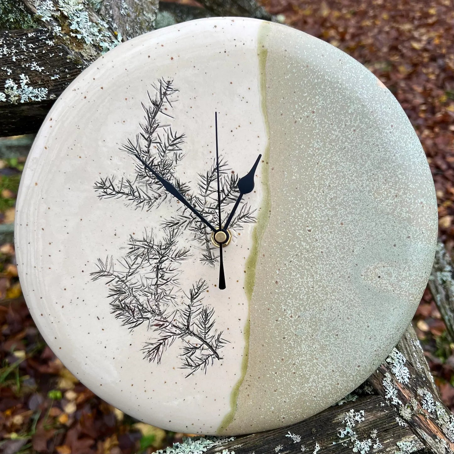 Sienas pulkstenis Kadiķa Miers