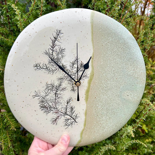 Sienas pulkstenis Kadiķa Miers